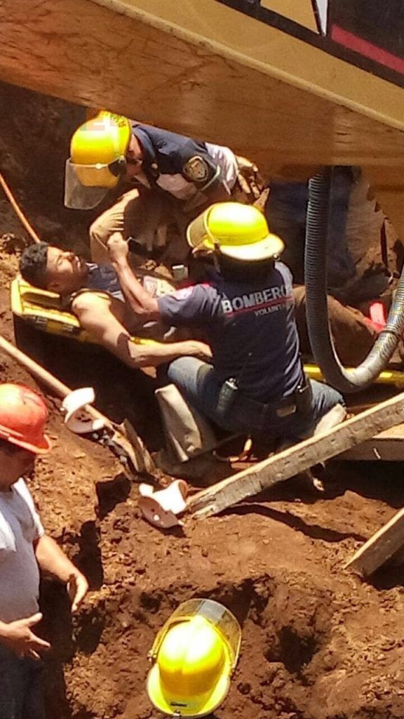 Deja dos muertos derrumbe en Uruapan - Uruapan-derrumbe-3-576x1024