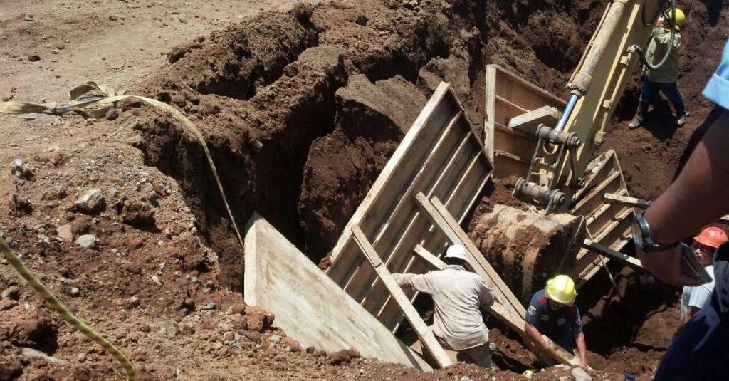 Deja dos muertos derrumbe en Uruapan - Uruapan-derrumbe-4-1024x535