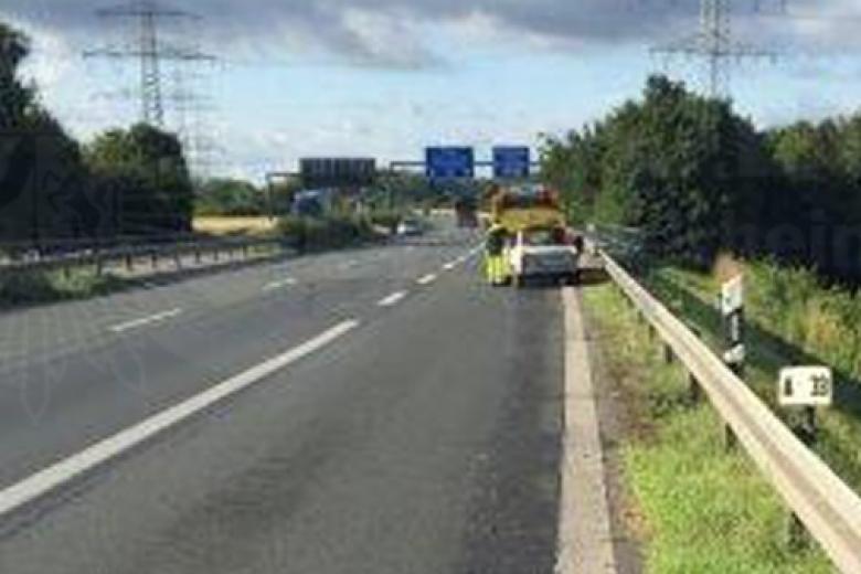 Vuelca auto tras resbalar con baba de caracol