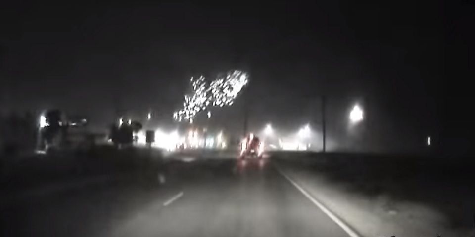 Video: tornado golpea a transformador de energía y genera fuerte explosión