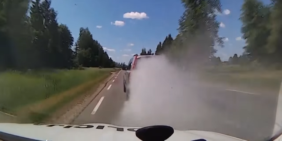 Video: conductor usa una cortina de humo y picos ponchallantas para huir de policía