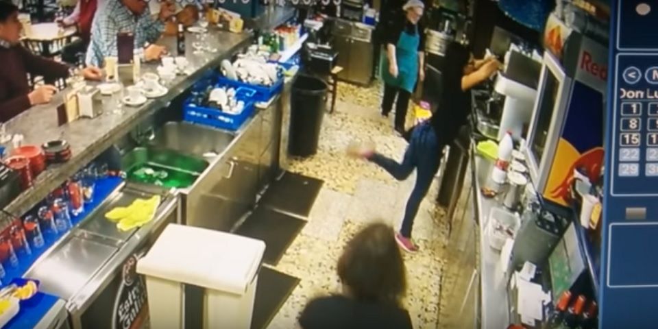 Viral: empleada de restaurante realiza gran maniobra de futbol Viral: empleada de restaurante realiza gran maniobra de futbol