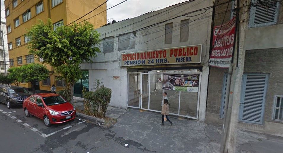 Hombre queda encerrado tras clausura de estacionamiento