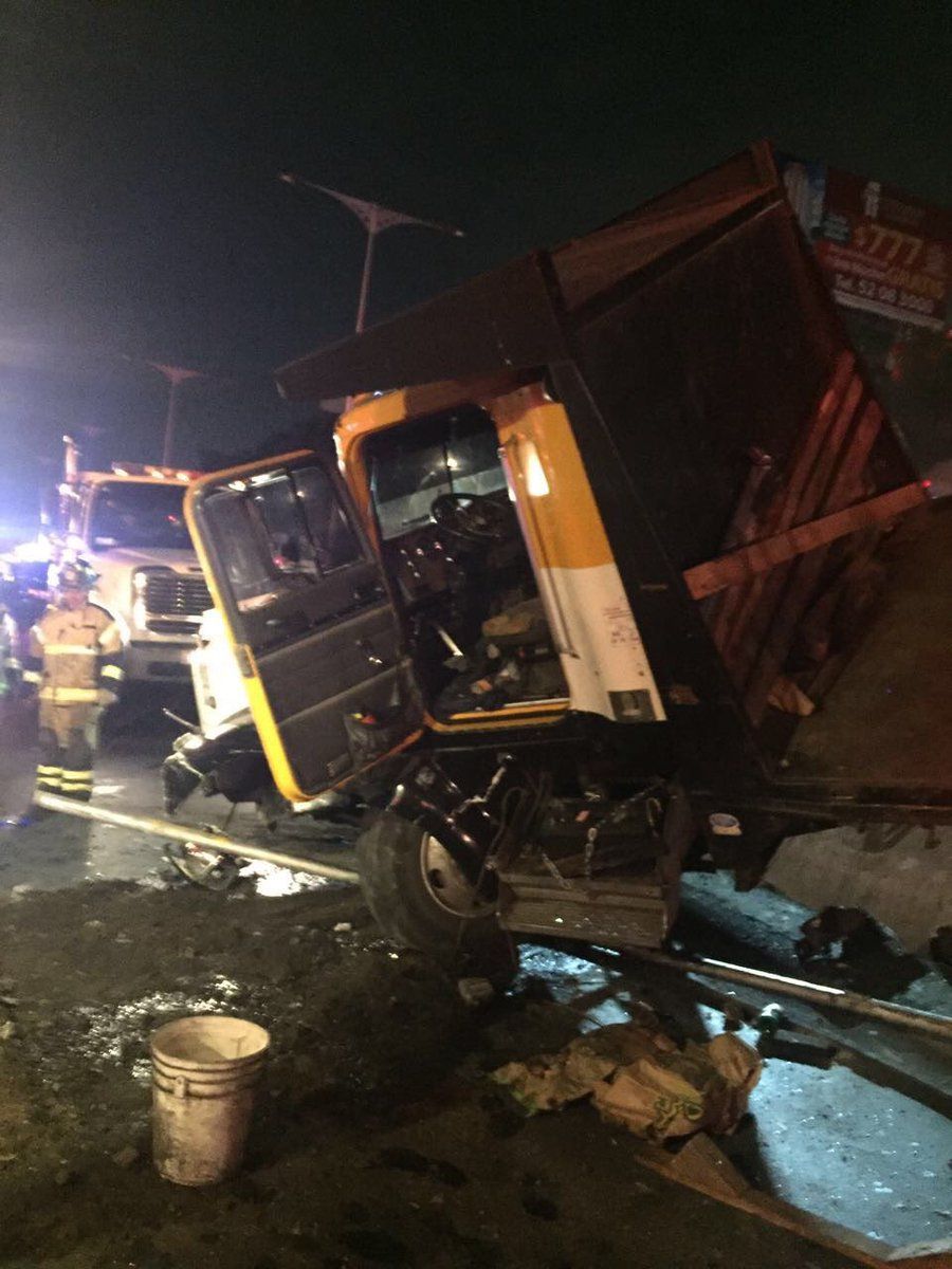 Vuelca camión en la México-Pachuca - Volcadura-torton-Apoyovial-2