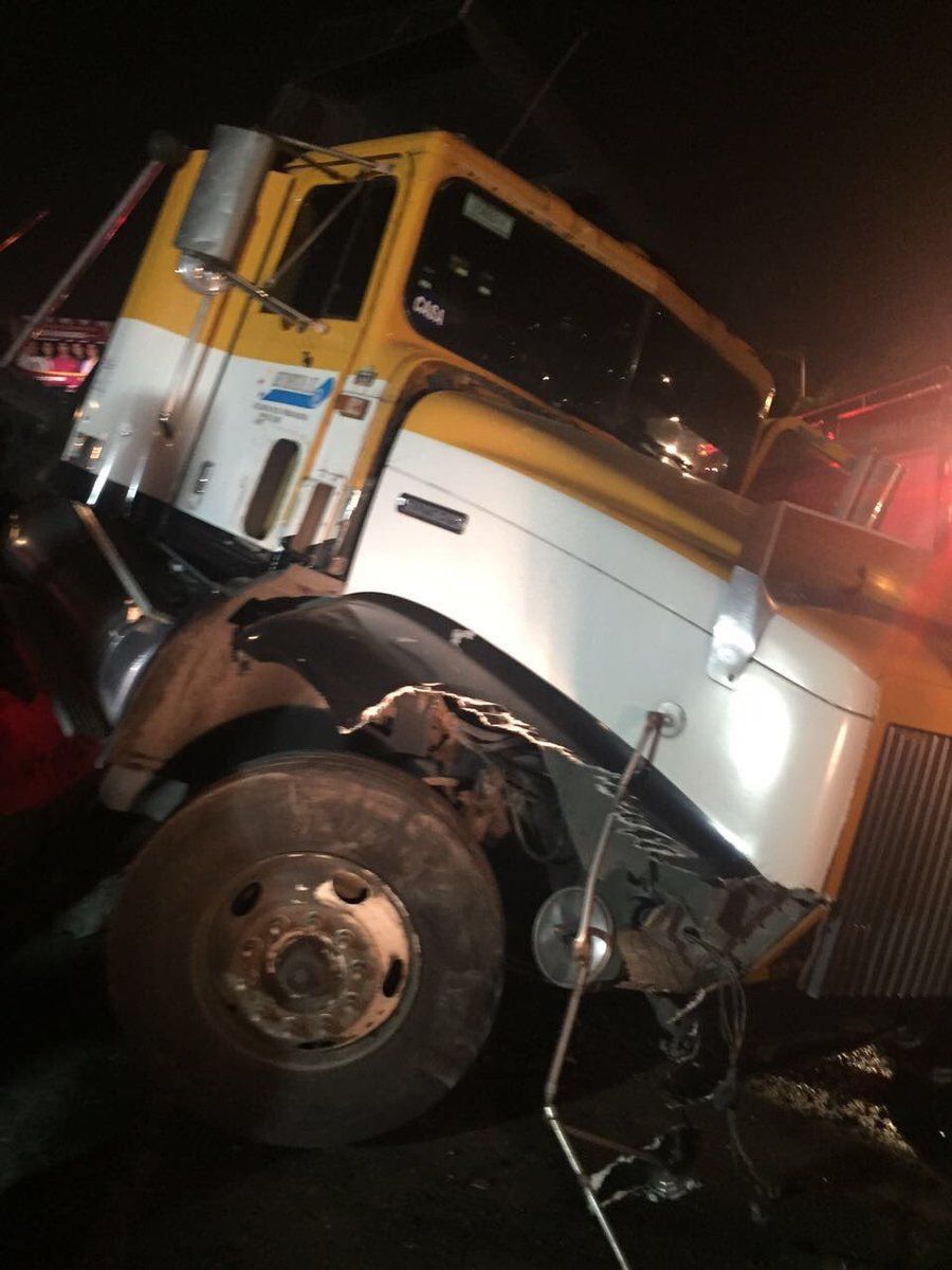 Vuelca camión en la México-Pachuca - Volcadura-torton-Apoyovial-3