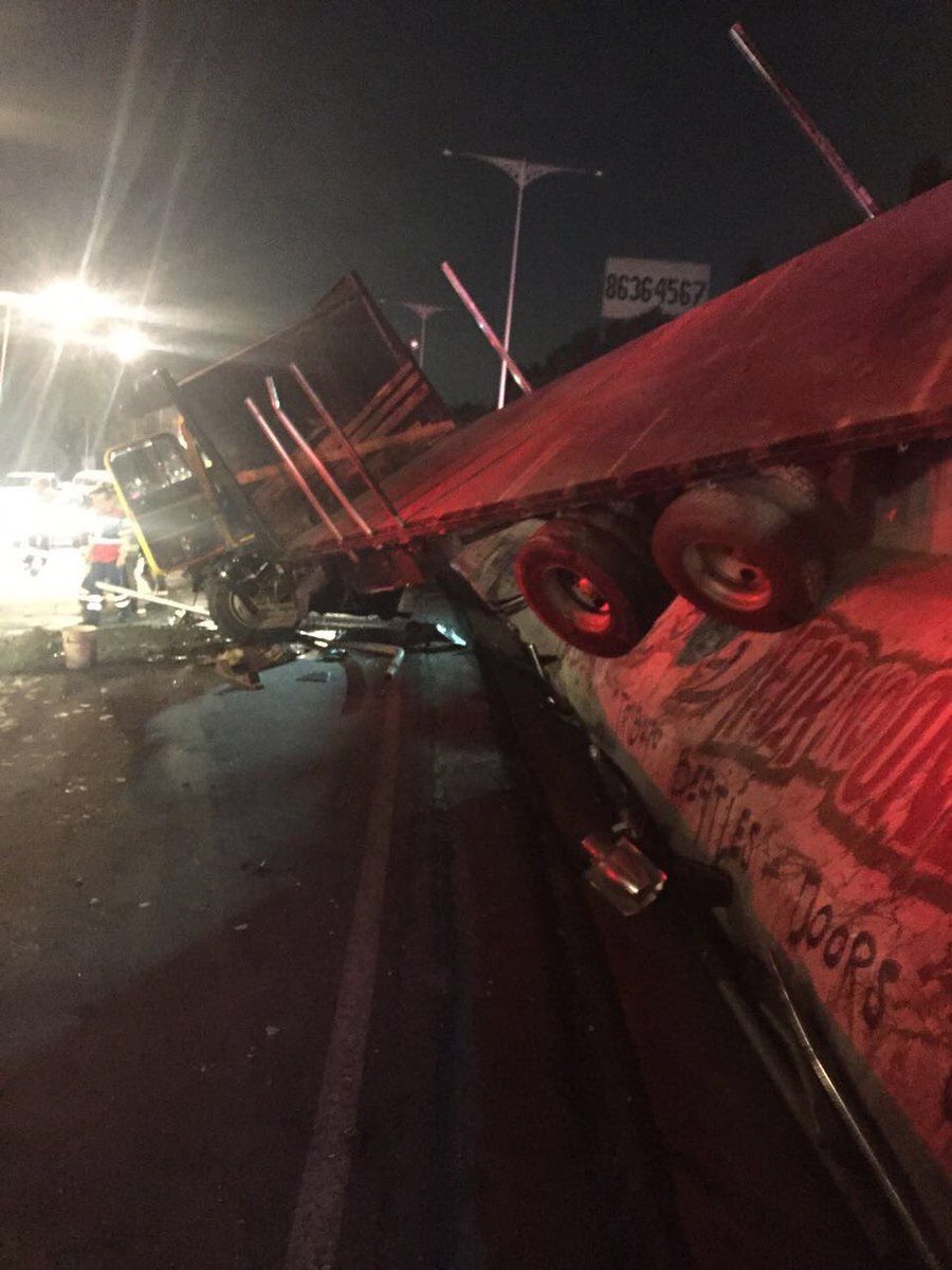 Vuelca camión en la México-Pachuca - Volcadura-torton-Apoyovial