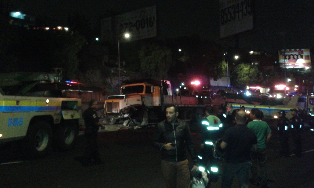 Vuelca camión en la México-Pachuca - Volcadura-torton-Ulises_hernan-2