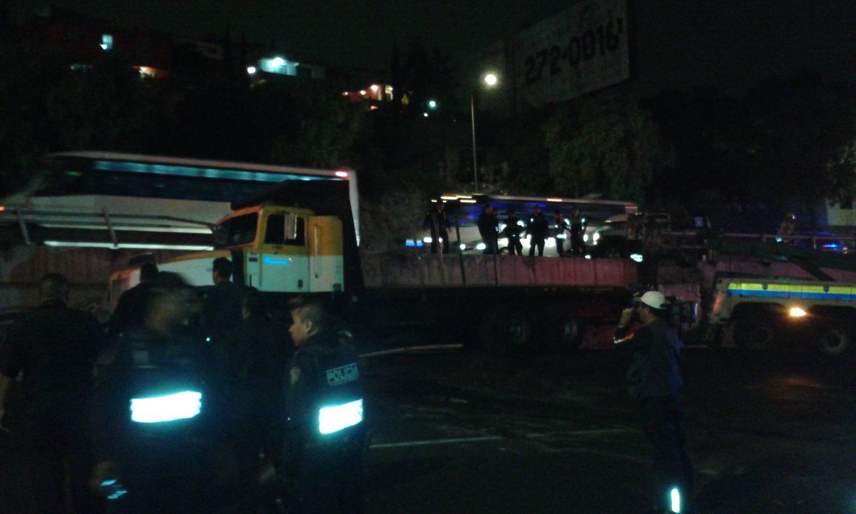 Vuelca camión en la México-Pachuca - Volcadura-torton-Ulises_hernan