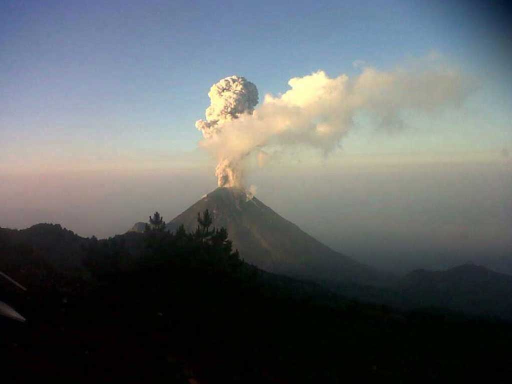 Volcán de Colima emite exhalación de dos mil metros de altura - Volcán-de-colima-Foto-de-Internet