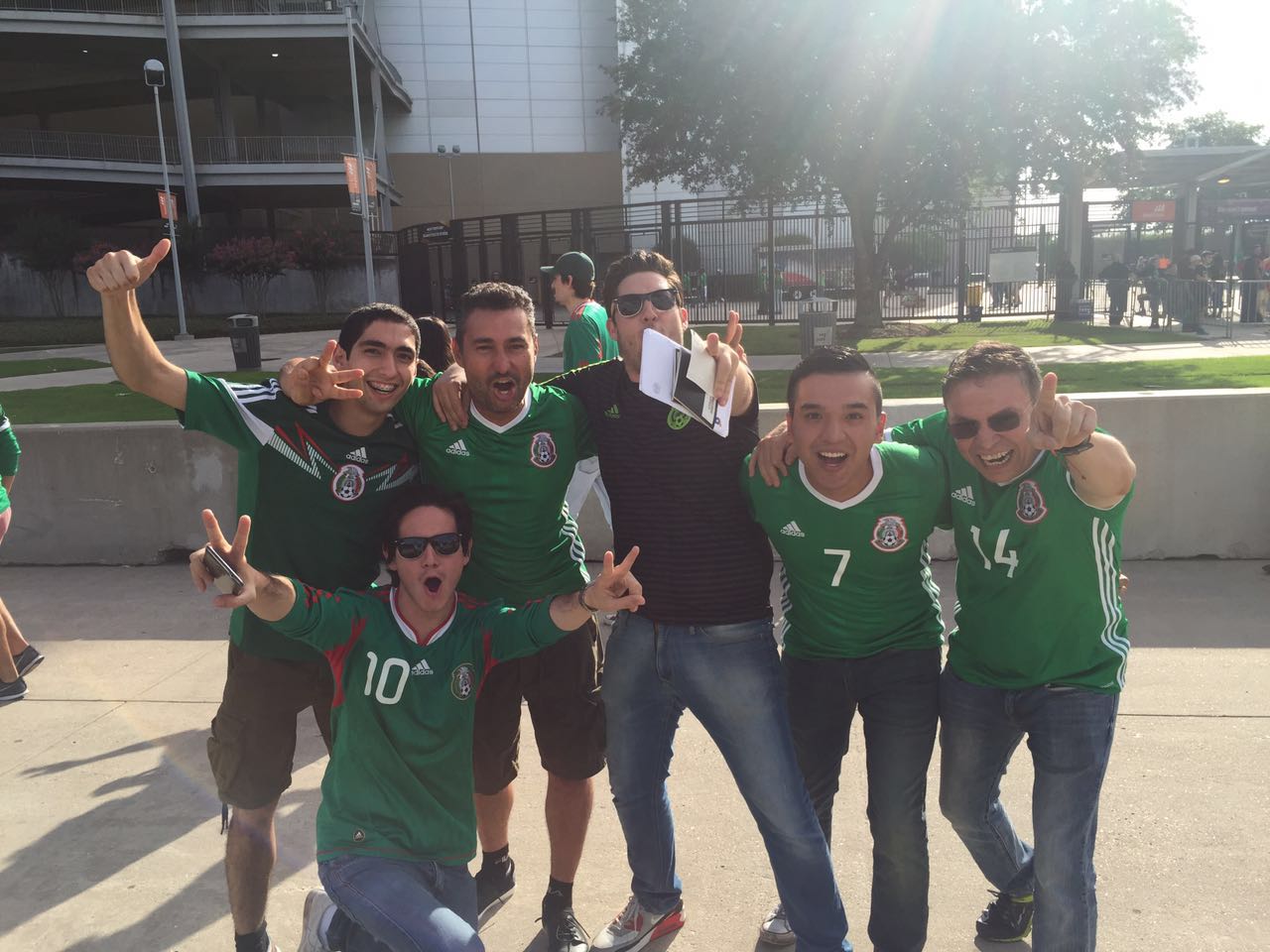 Galería: aficionados mexicanos apoyan previo al partido contra Venezuela - WhatsApp-Image-20160613