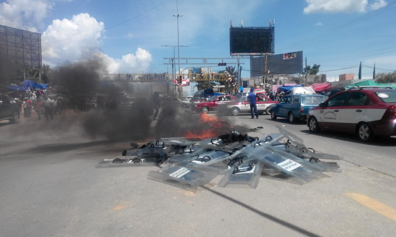 CNTE retiene camión de la Gendarmería