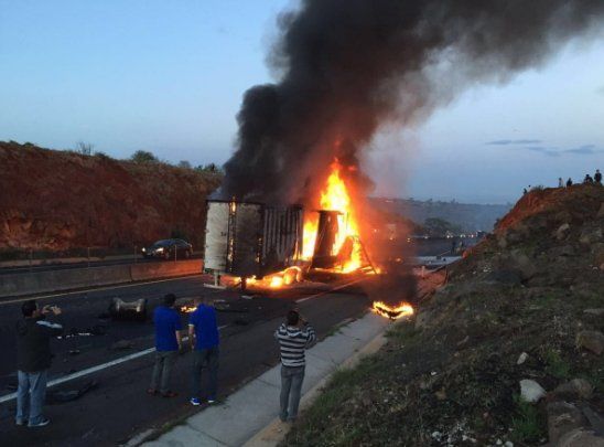 Se incendian tráileres tras chocar en la autopista de Tepatitlán-Zapotlanejo - Zapotlanejo-tráfico-ZMT-