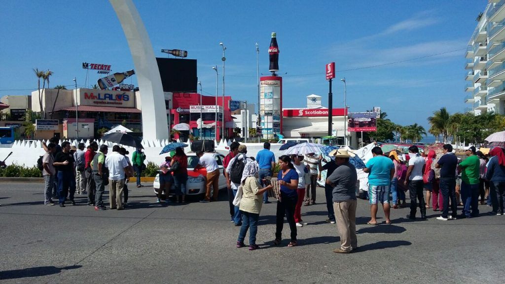 Costera de Acapulco bloqueada por maestros de la CNTE - a3575420-b302-49f9-b5c4-81938f1687c2-1024x576