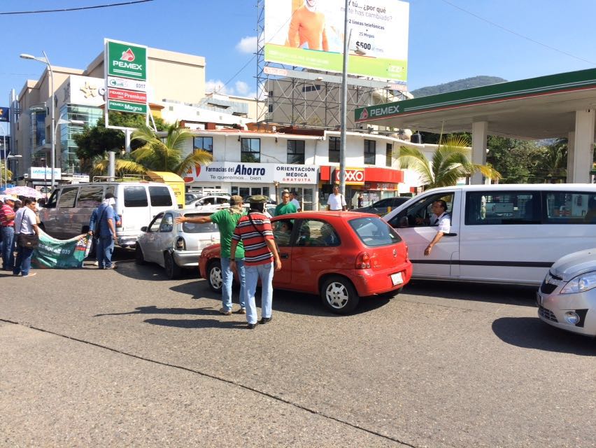 Costera de Acapulco bloqueada por maestros de la CNTE - a6f23e88-2fbe-41da-9188-1066c7354852