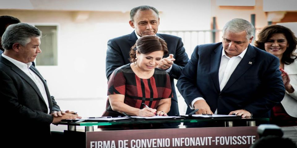 Rosario Robles y Eruviel Ávila firman como testigos del convenio INFONAVIT-FOVISSSTE