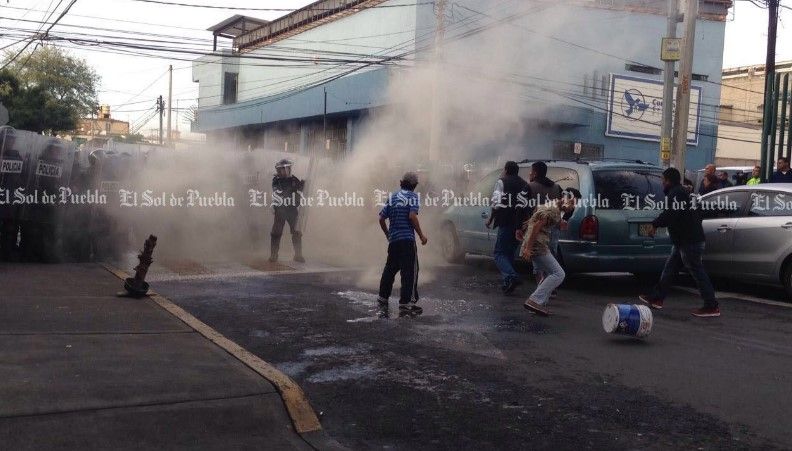 Video: colonos se enfrentan a granaderos a un costado del AICM - aeropuerto-peñon-de-los-baños-El-Sol-de-Puebla