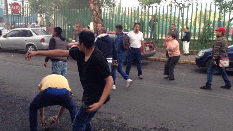 Video: colonos se enfrentan a granaderos a un costado del AICM