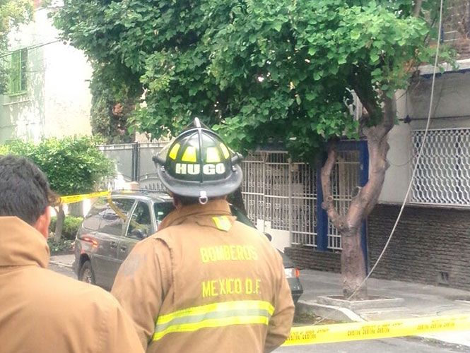 Albañil se electrocuta y cae tres pisos