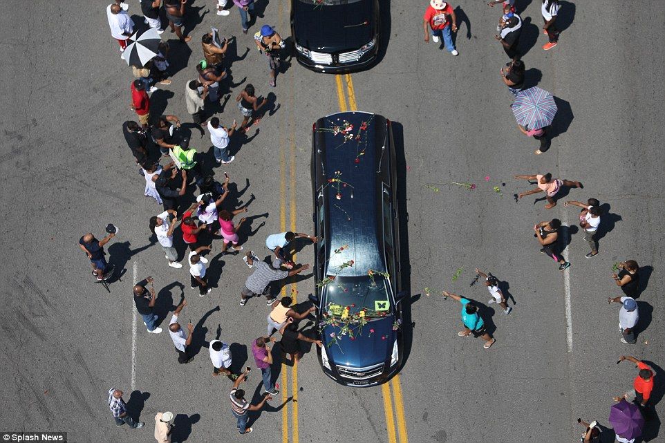 Cientos despiden a Ali en las calles de Louisville - ali-limosina