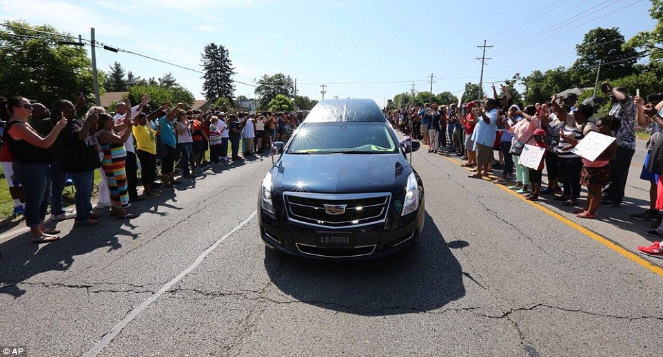 Cientos despiden a Ali en las calles de Louisville - ali-procesion