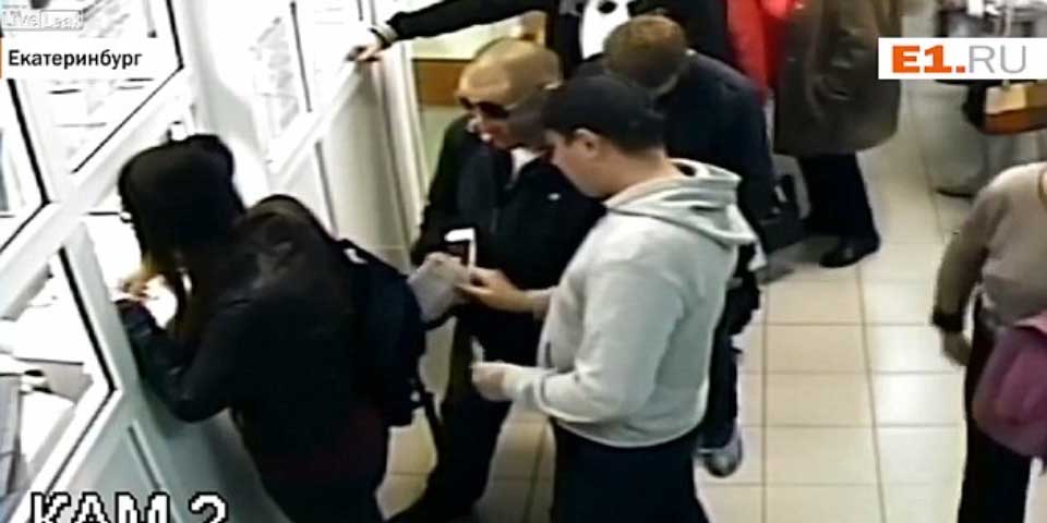 Video: mujer se cuela en la fila y termina robada