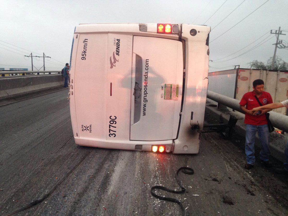 Volcadura de autobús en Nuevo León deja 28 lesionados