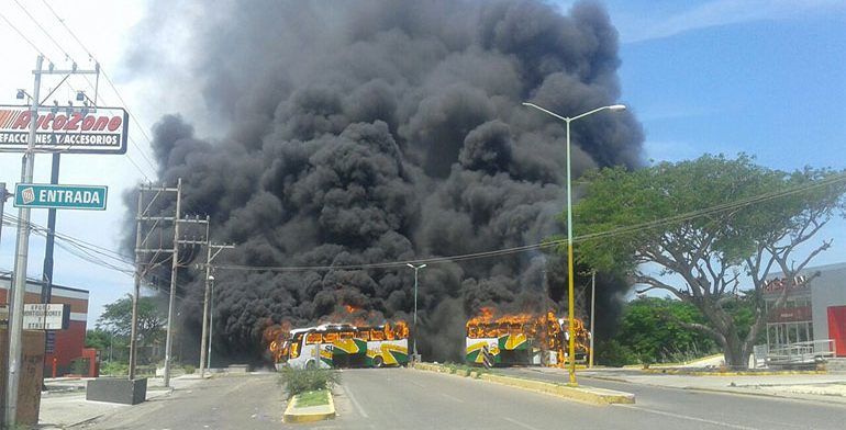 Maestros incendian dos autobuses en Oaxaca - autobuses