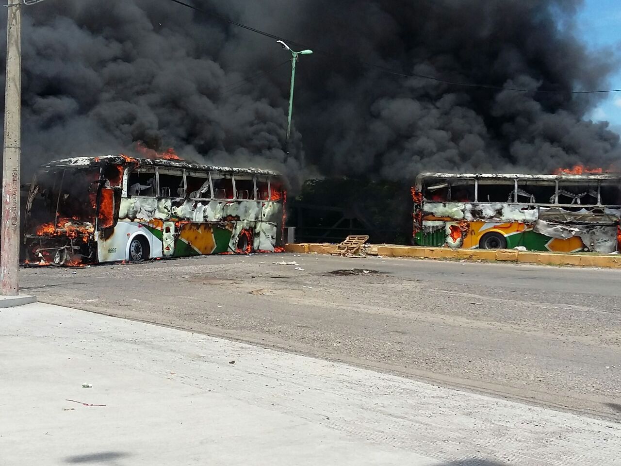 Maestros incendian dos autobuses en Oaxaca