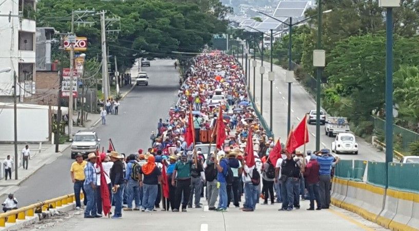 Maestros vuelven a bloquear la Autopista del Sol