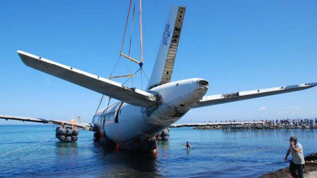 Avión fue llevado a altamar para ocuparlo como arrecife - avion-1024x576