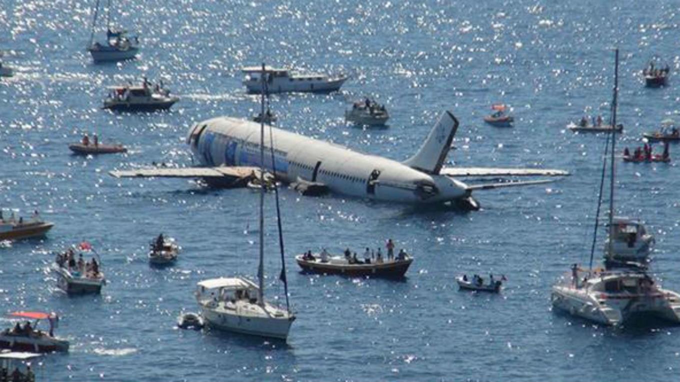 Avión fue llevado a altamar para ocuparlo como arrecife