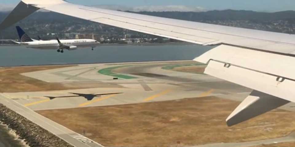 Video: dos aviones aterrizan al mismo tiempo en paralelo