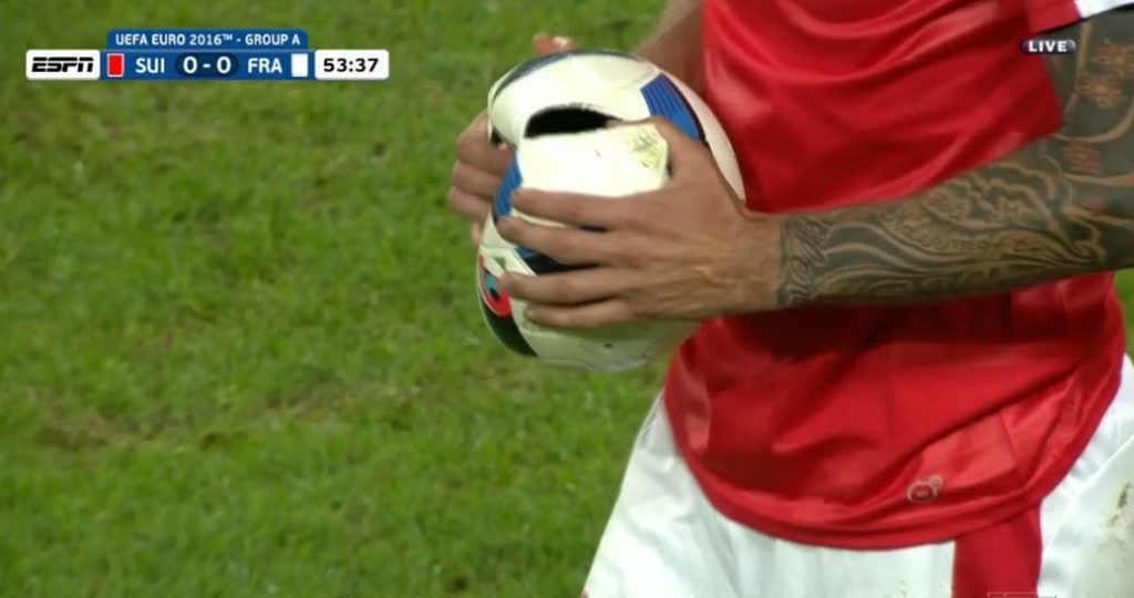 Suiza toma con humor playeras rotas de Puma - balon-ponchado-1024x540