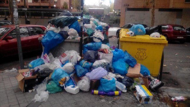 Multan a bebé por tirar basura en Madrid