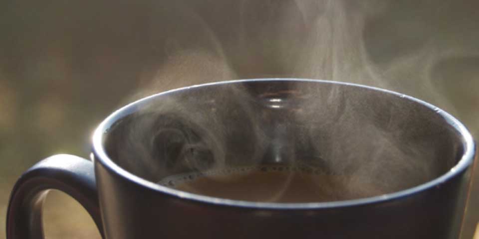 Consumir bebidas muy calientes podría elevar el riesgo de cáncer