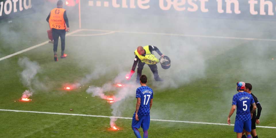 Suspenden partido de la Euro por lanzamiento de bengalas