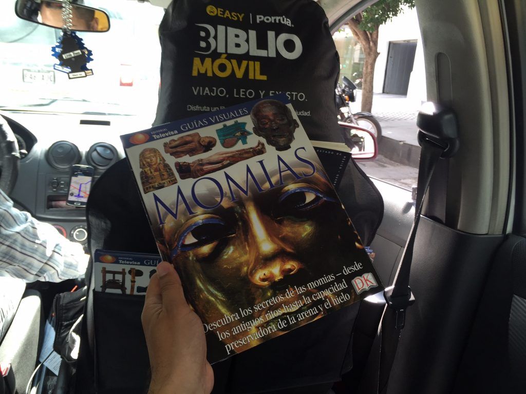 Estrenan 300 ‘bibliotecas’ en taxis del país - bibliomovil-1-1024x768