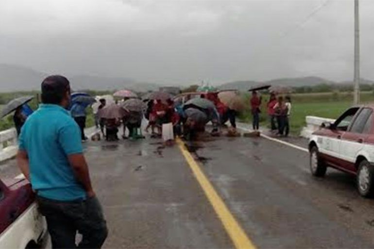 CNTE bloquea carreteras en Oaxaca - blo-1-770x513