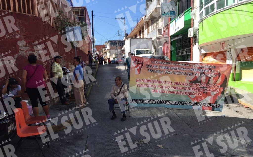 Padres, alumnos y maestros bloquean calles de Chilpancingo - bloqueo-chilpancingo-1024x637