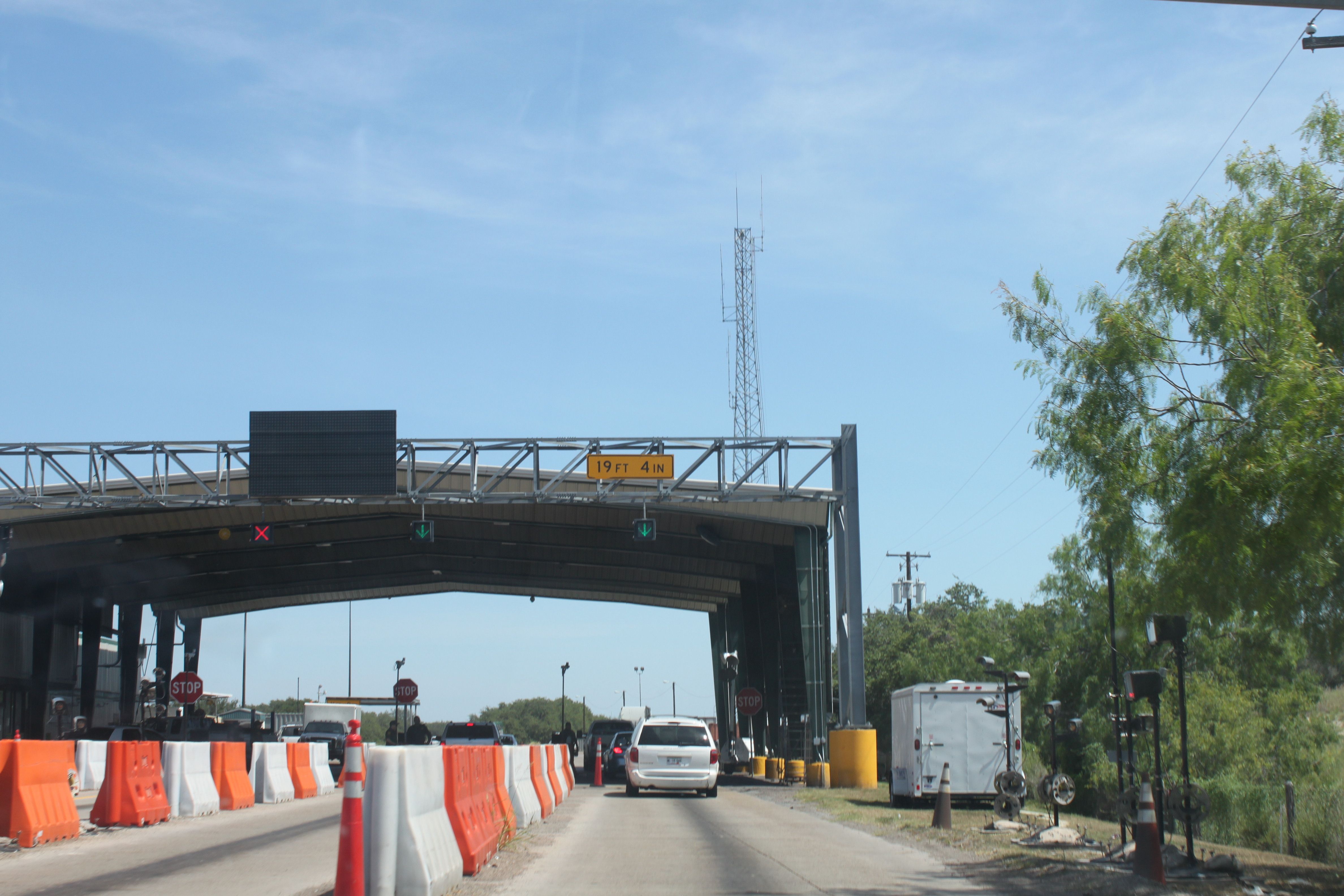 Patrulla Fronteriza rescata a seis indocumentados ocultos en vehículos