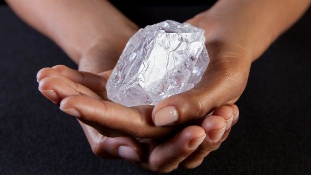 No hubo comprador en la subasta del diamante en bruto más grande del mundo - britain-huge-diamond