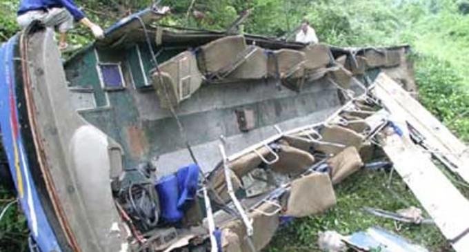 Al menos 30 muertos en accidente de autobús en India - bus