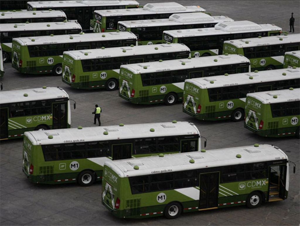 Destruyen primeros 800 taxis pirata en la Ciudad de México - camiones-1