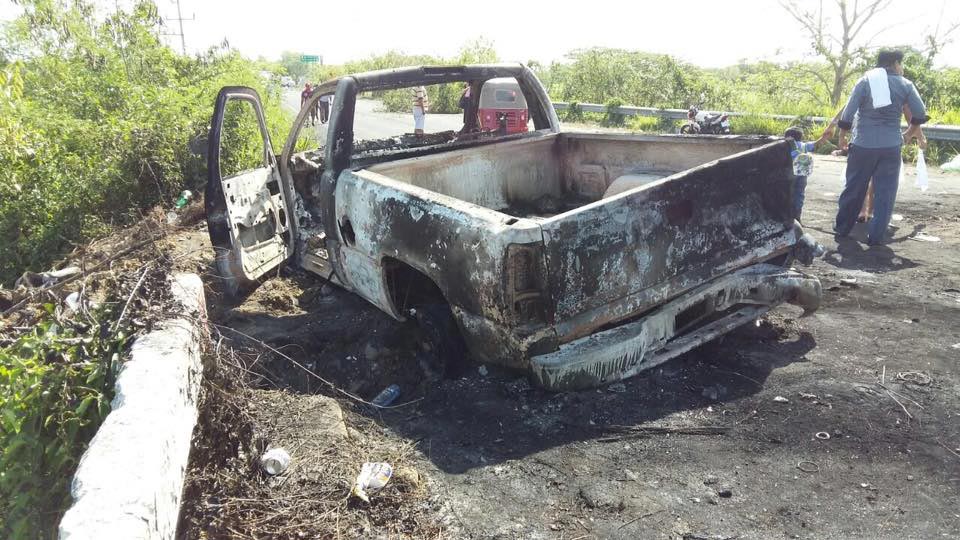 Maestros de la CNTE golpean a médico y queman su camioneta