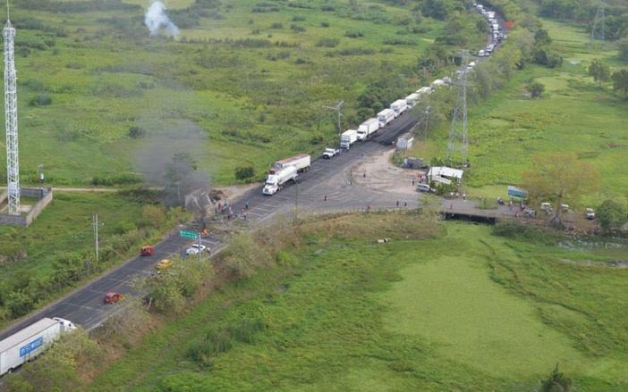 Maestros de la CNTE golpean a médico y queman su camioneta - camioneta-medico-tabasco2