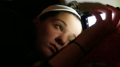 Doctores relacionan ceguera temporal con ver el celular con un solo ojo - cel-noche-3