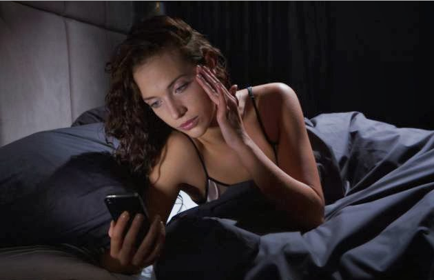 Doctores relacionan ceguera temporal con ver el celular con un solo ojo - cel-noche