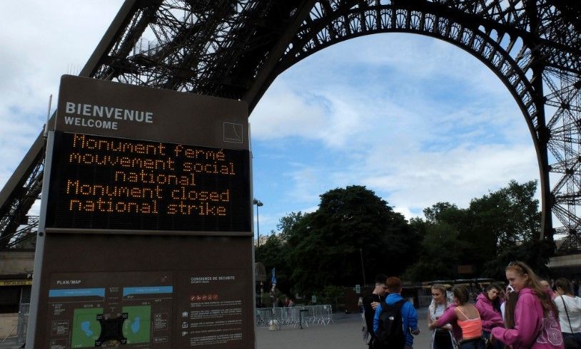 Cierran la Torre Eiffel por huelga contra reforma laboral