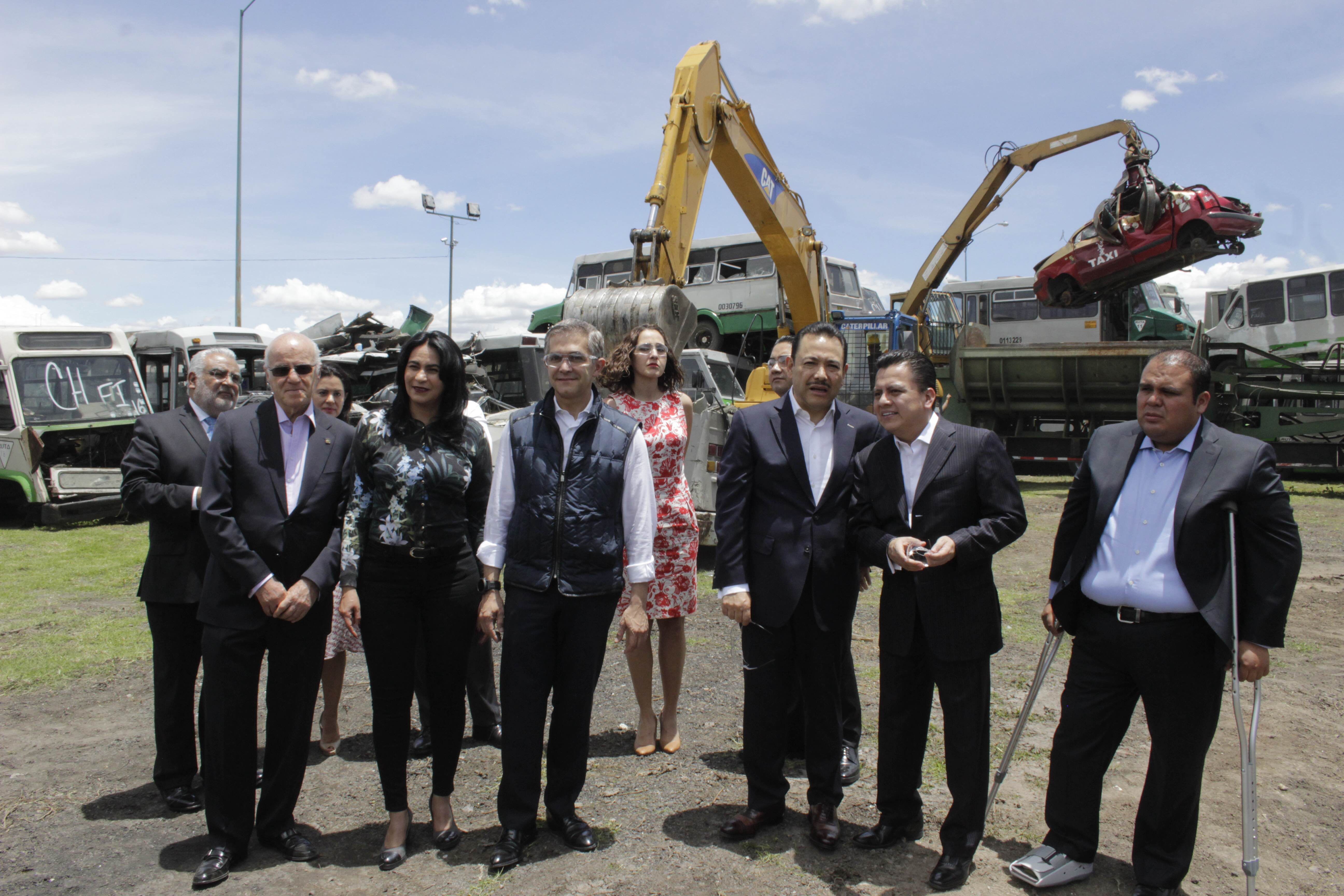 Destruyen primeros 800 taxis pirata en la Ciudad de México - chatarrización-mancera-1