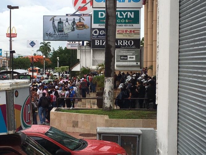 CNTE bloquea plazas comerciales en Tuxtla Gutiérrez